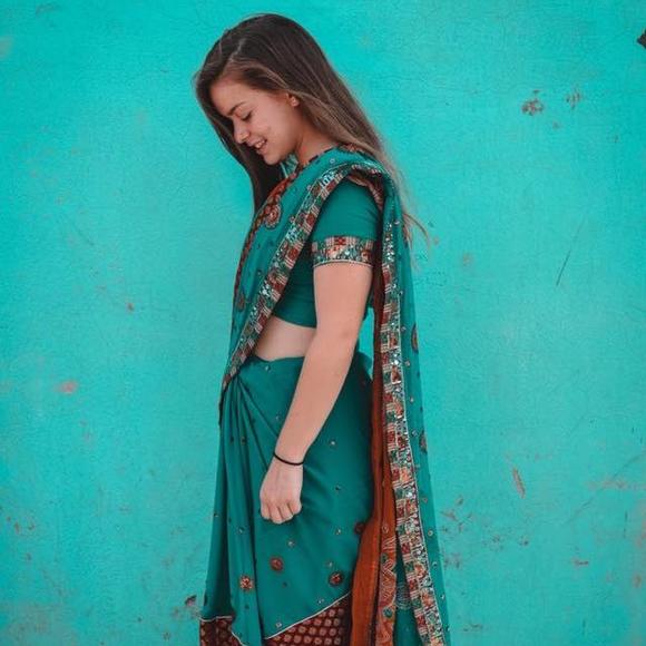 Meet your Posher, Naomi - Picture 1 of 1